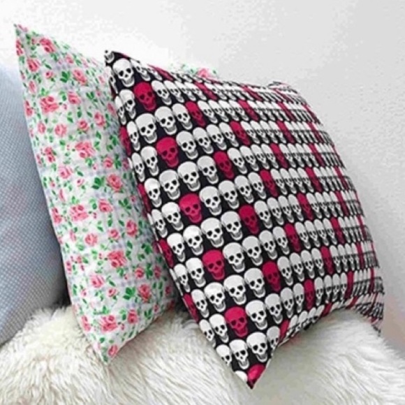 Betsey Johnson Pink & White Skulls Twin Sheet Set - Picture 10 of 11